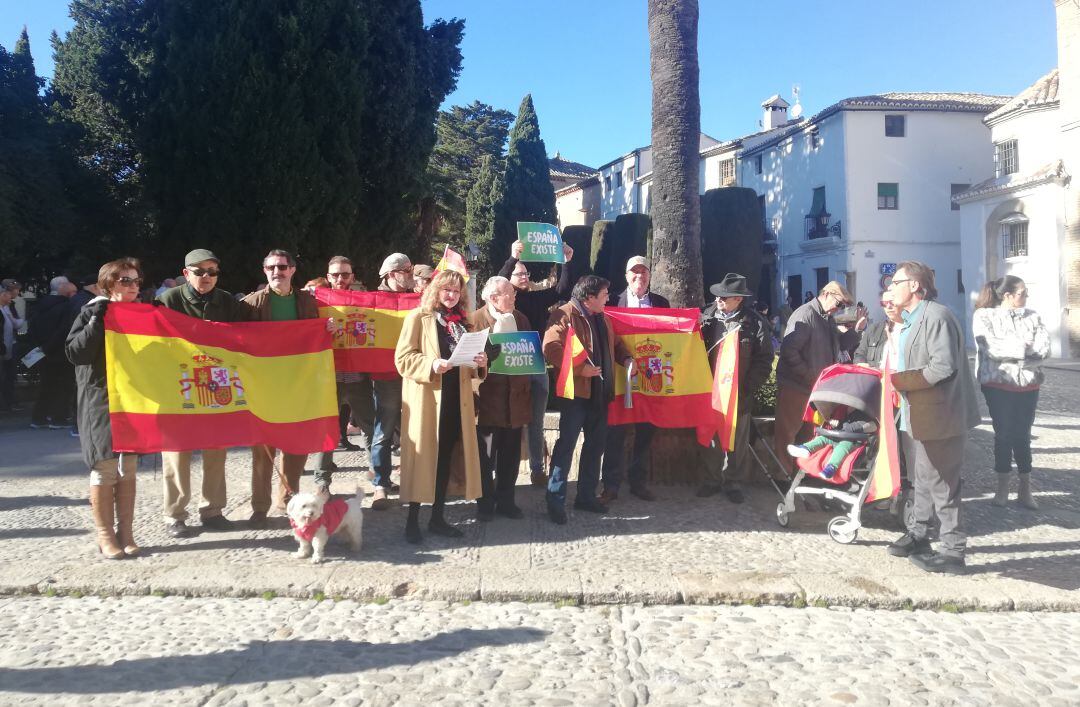 Asistentes a la concentración en la plaza Duquesa de Parcent