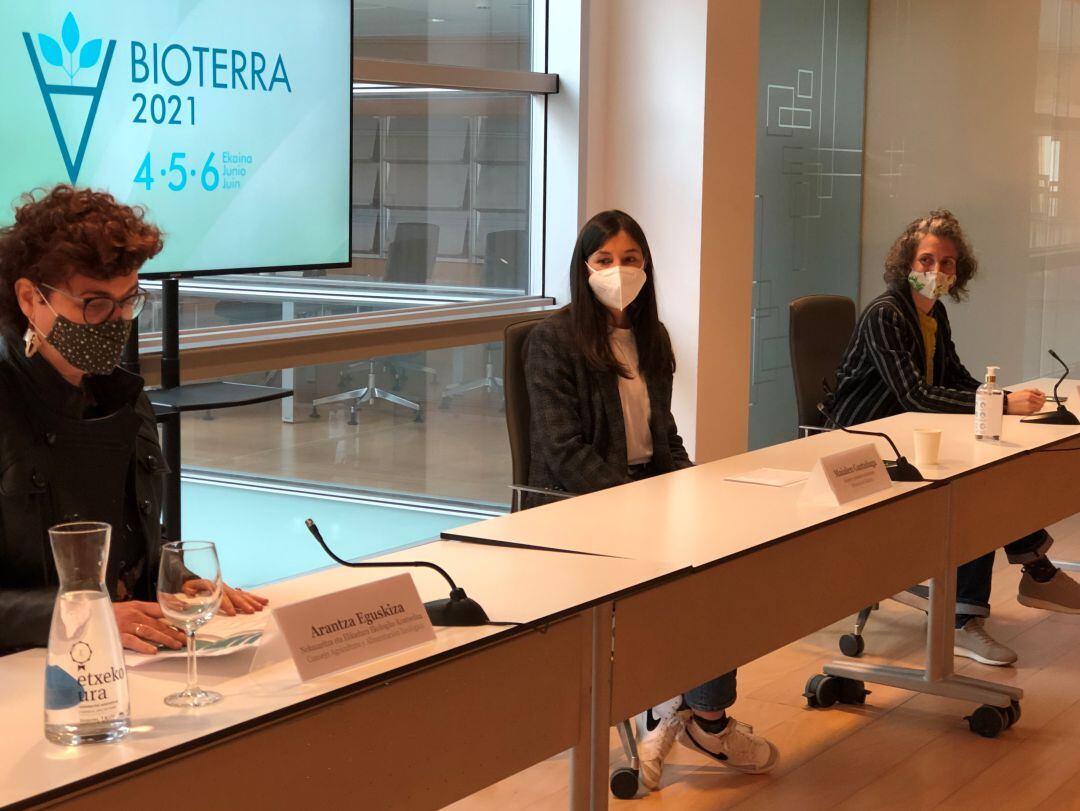 Maialen Gaztañaga, Arantza Eguzkiza y Dawa Fernández en Ficoba