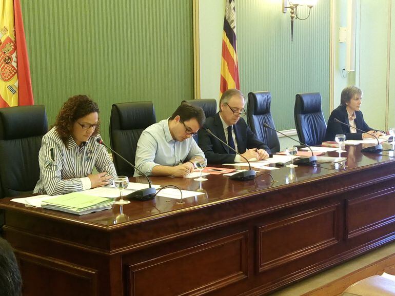 Catalina Cladera, consellera de Hacienda, da cuenta de los presupuestos de 2016 de su departamento.