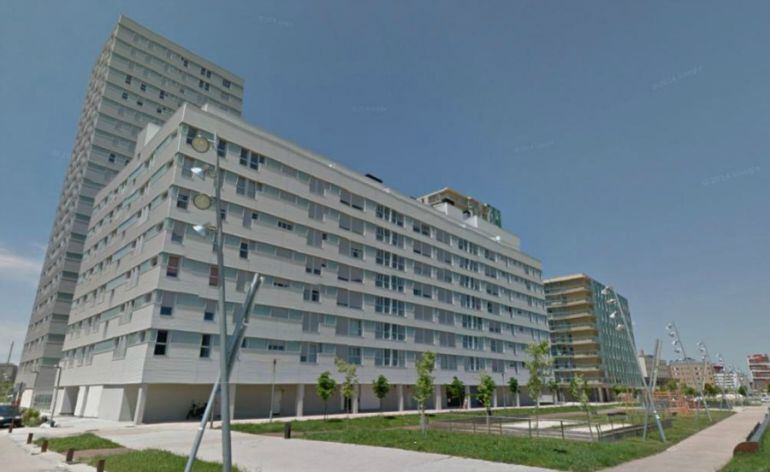 Está previsto que el local se abra en este bloque de pisos junto a una zona de recreo infantil y deportivo