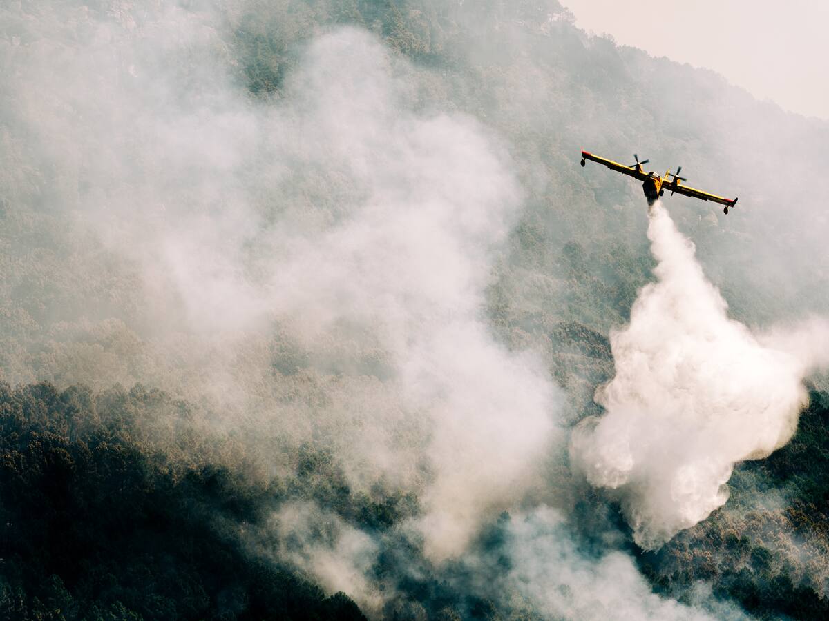 El flanco izquierdo del incendio de Santa Cruz del Valle avanza hacia Pedro Bernardo