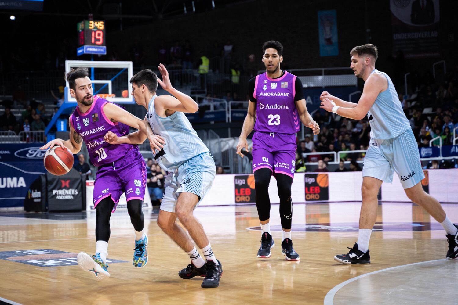 Josep Pérez, amb la pilota, durant un partit amb el MoraBanc Andorra aquesta temporada.