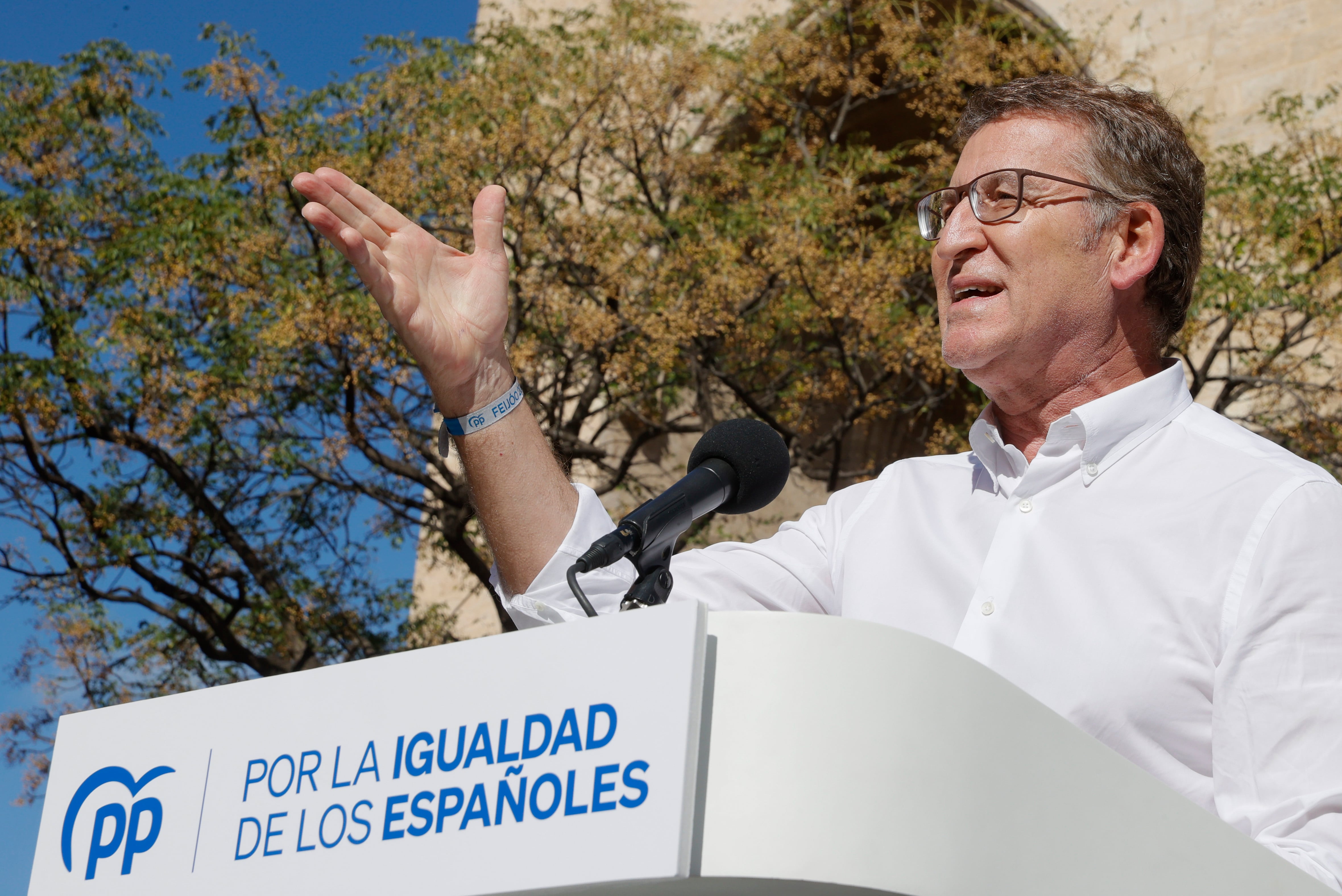 El presidente del Partido Popular, Alberto Núñez Feijóo, da un discurso durante un acto contra la amnistía y contra un referéndum de autodeterminación en Cataluña este domingo en Valencia.