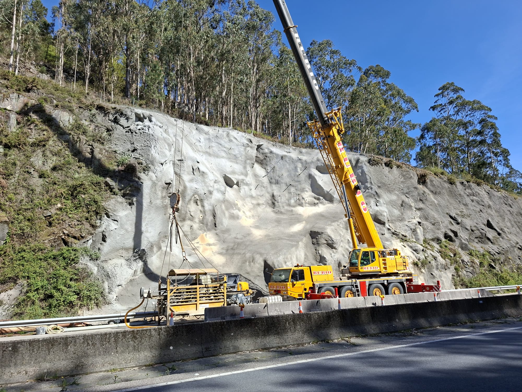 Obras en la AG-57 a su paso por Gondomar tras el efecto de los temporales sobre el talud