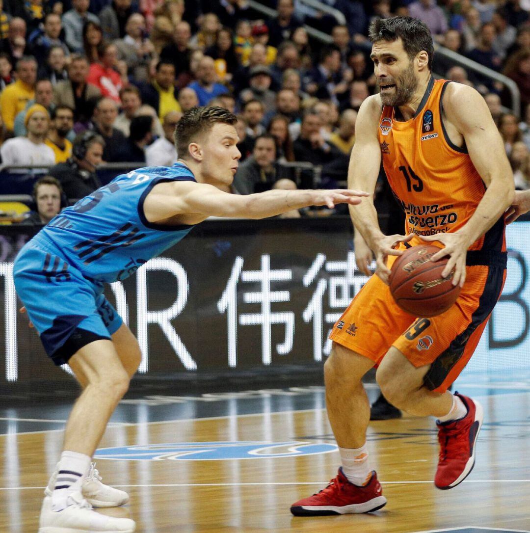 El alero del Valencia Basket, Fernando San Emeterio, trata de vencer la oposición del escolta del Alba Berlín, Martin Hermannsson, durante el segundo partido 