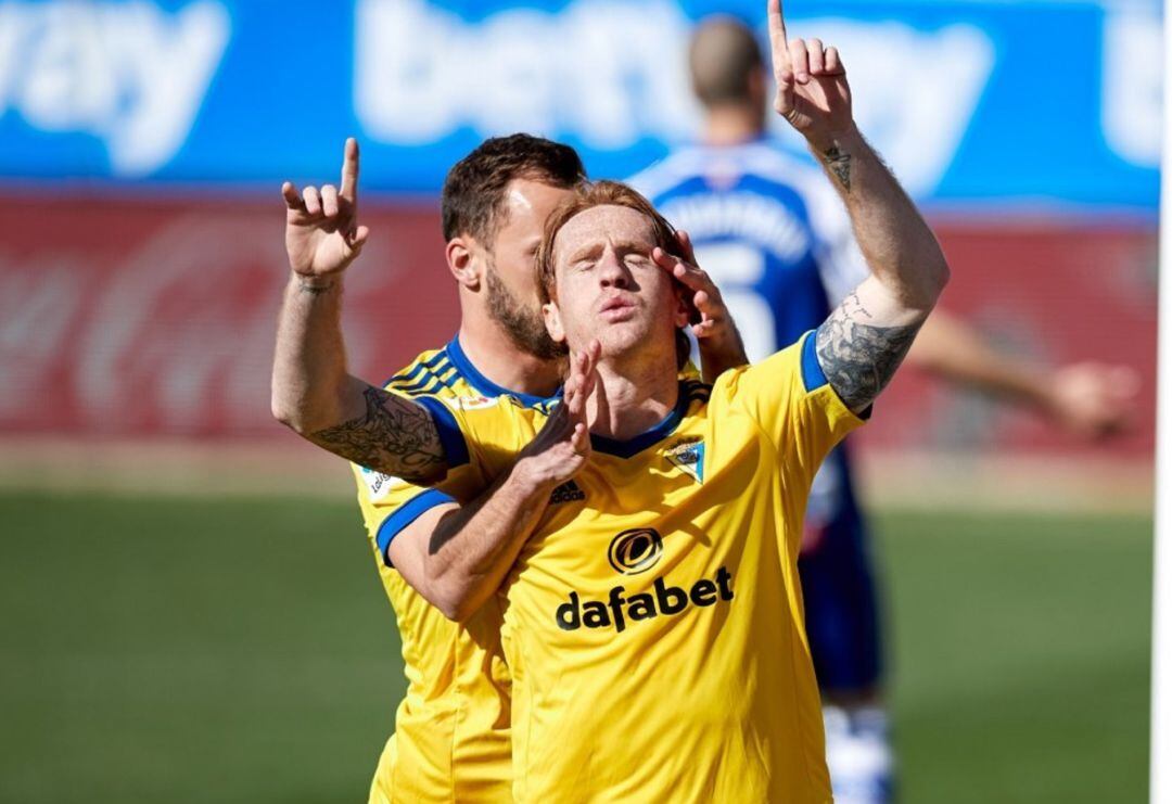 Álex Fernández celebra el gol del empate en Vitoria