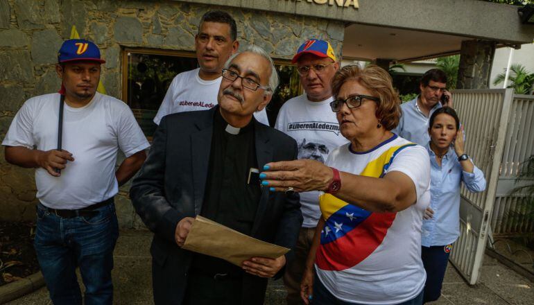 El rector de la Universidad Católica Andrés Bello (UCAB), Francisco Virtuoso (C) se retira de la residencia del alcalde Antonio Ledezma, a quien visitó para facilitar su sufragio hoy, domingo 16 de julio de 2017, en Caracas (Venezuela).