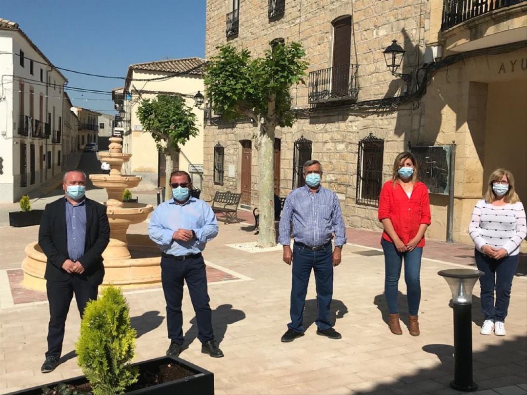 Visita a las obras llevadas a cabo en Plaza de la Constitución y calle Donantes de Sangre, de Cazalilla.