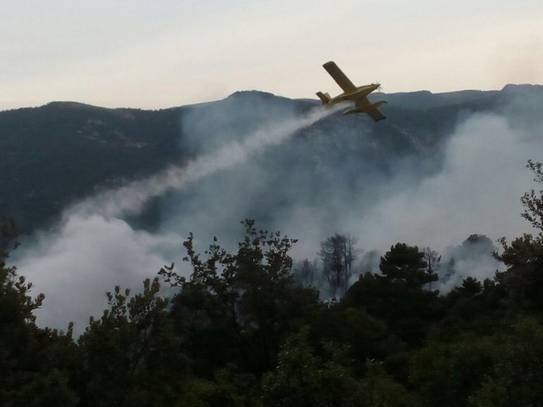 Imagen de un avión trabajando en la extinción