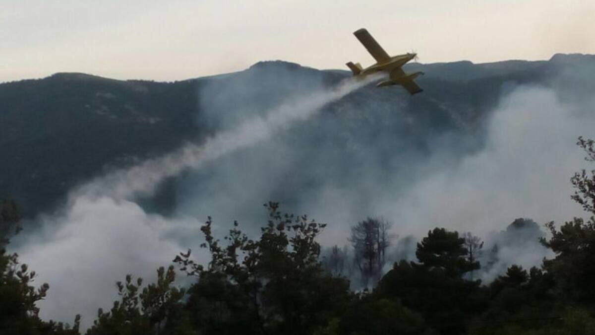 Los bomberos extinguen el incendio en la Pobla de Benifassà