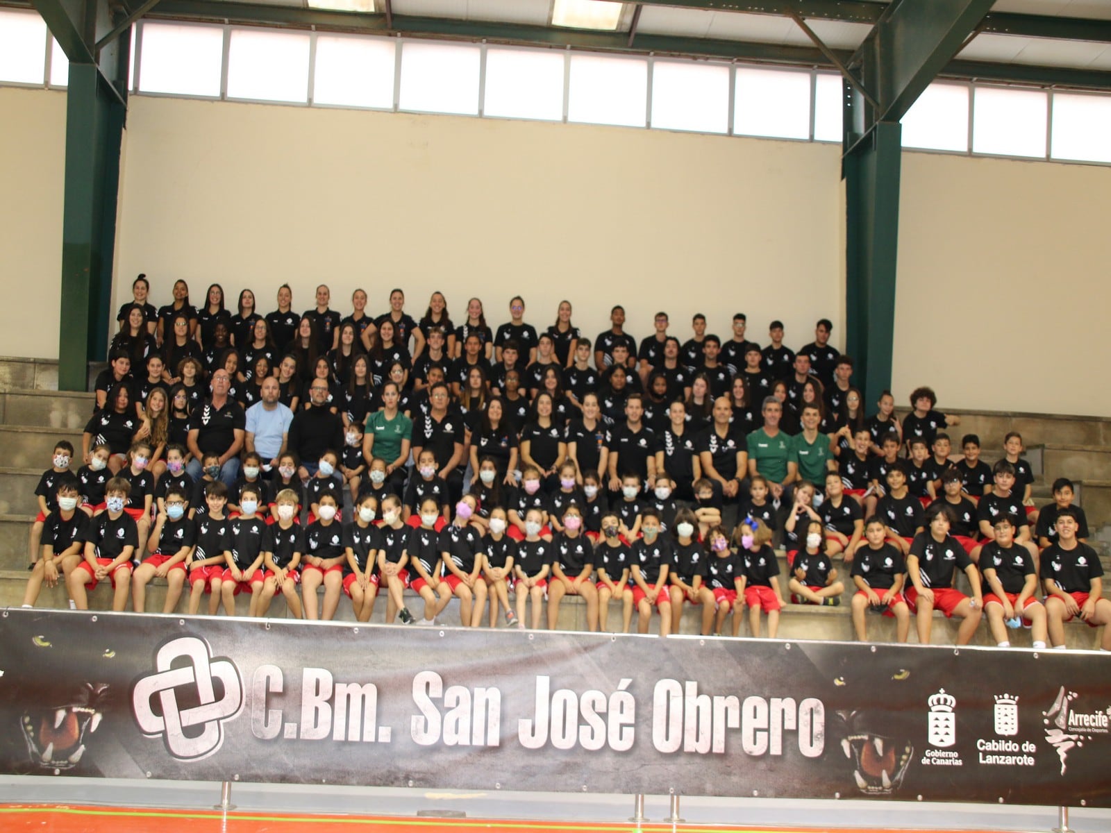 Foto de familia de todos los equipos de la base del San José Obrero.