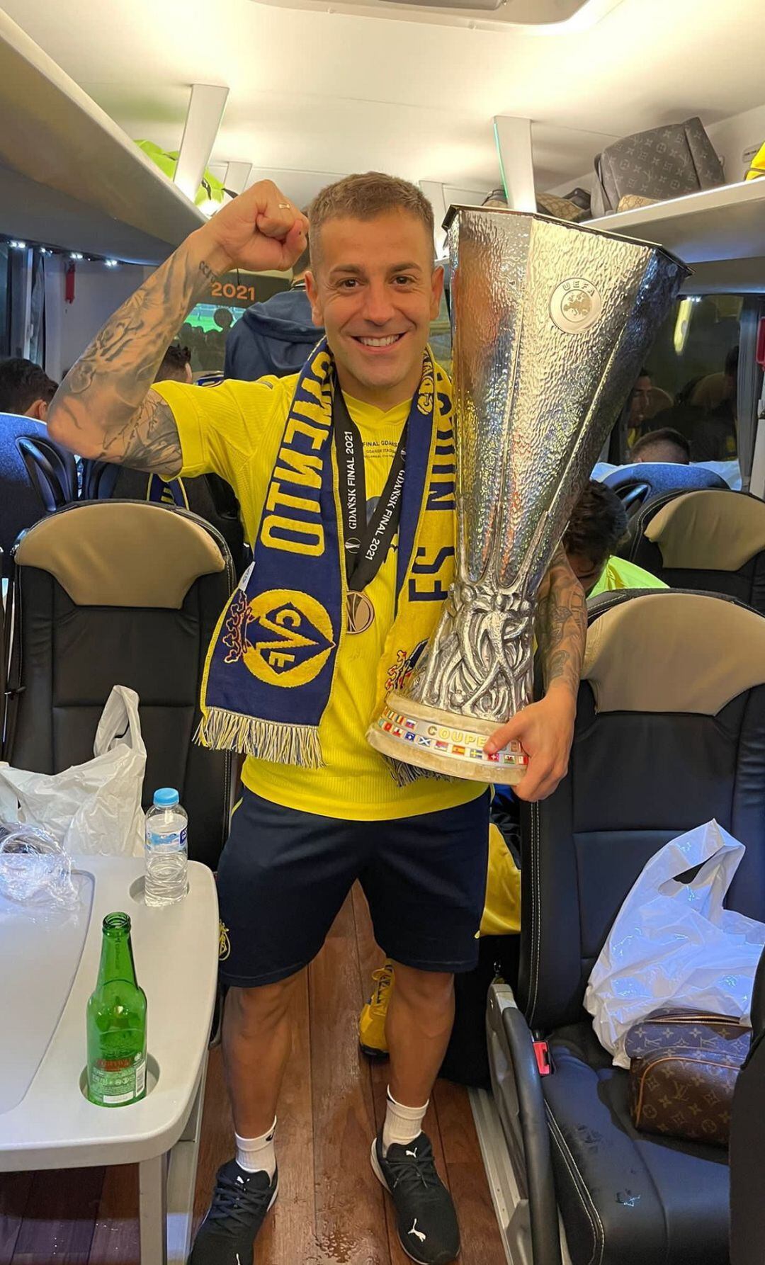 Rubén Peña con el trofeo de la Europa League