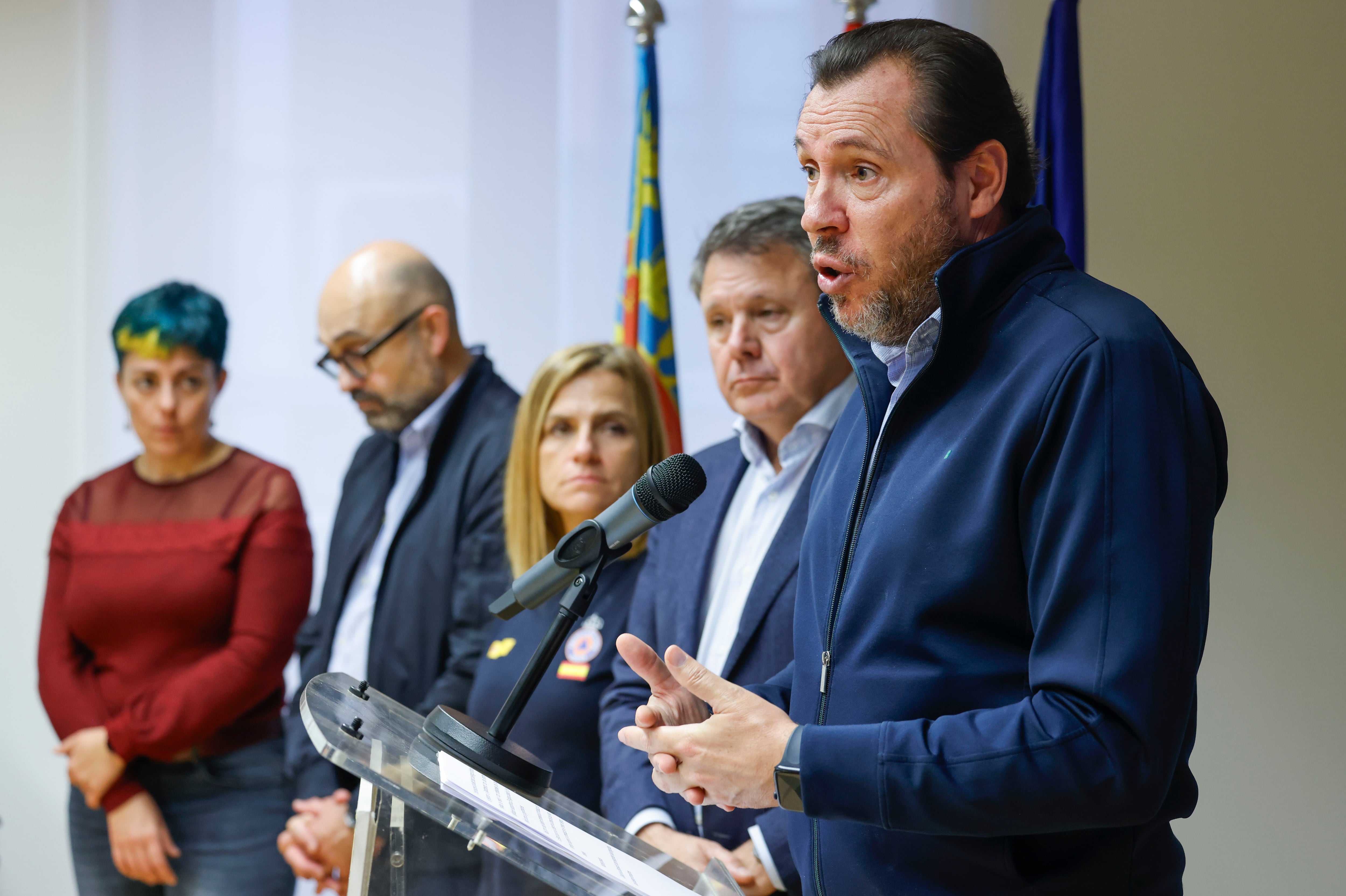 VALENCIA, 20/11/2024.- El ministro de Transportes y Movilidad Sostenible, Óscar Puente (d), ofrece declaraciones este miércoles, en la sede de la Delegación del Gobierno en València después de visitar las obras de reconstrucción llevadas a cabo por el Ministerio, como la reposición del viaducto de la A-7 colapsado por la dana. Puente ha prometido este miércoles que las líneas de Cercanías C-1 y C-2 funcionarán con normalidad a partir del 22 de diciembre, así como la C-3 hasta Aldaia. EFE/ Ana Escobar
