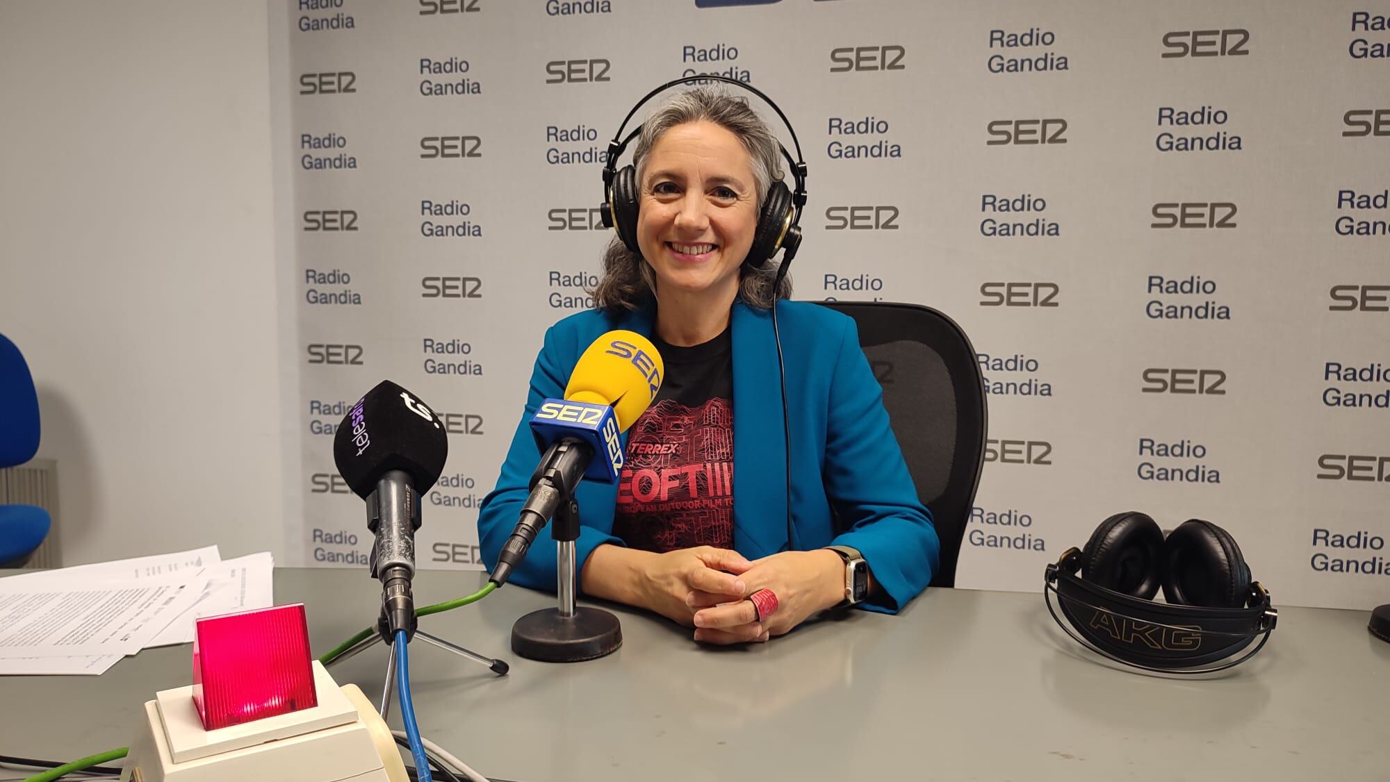 La periodista Anna Blanco en los estudios de Radio Gandia.