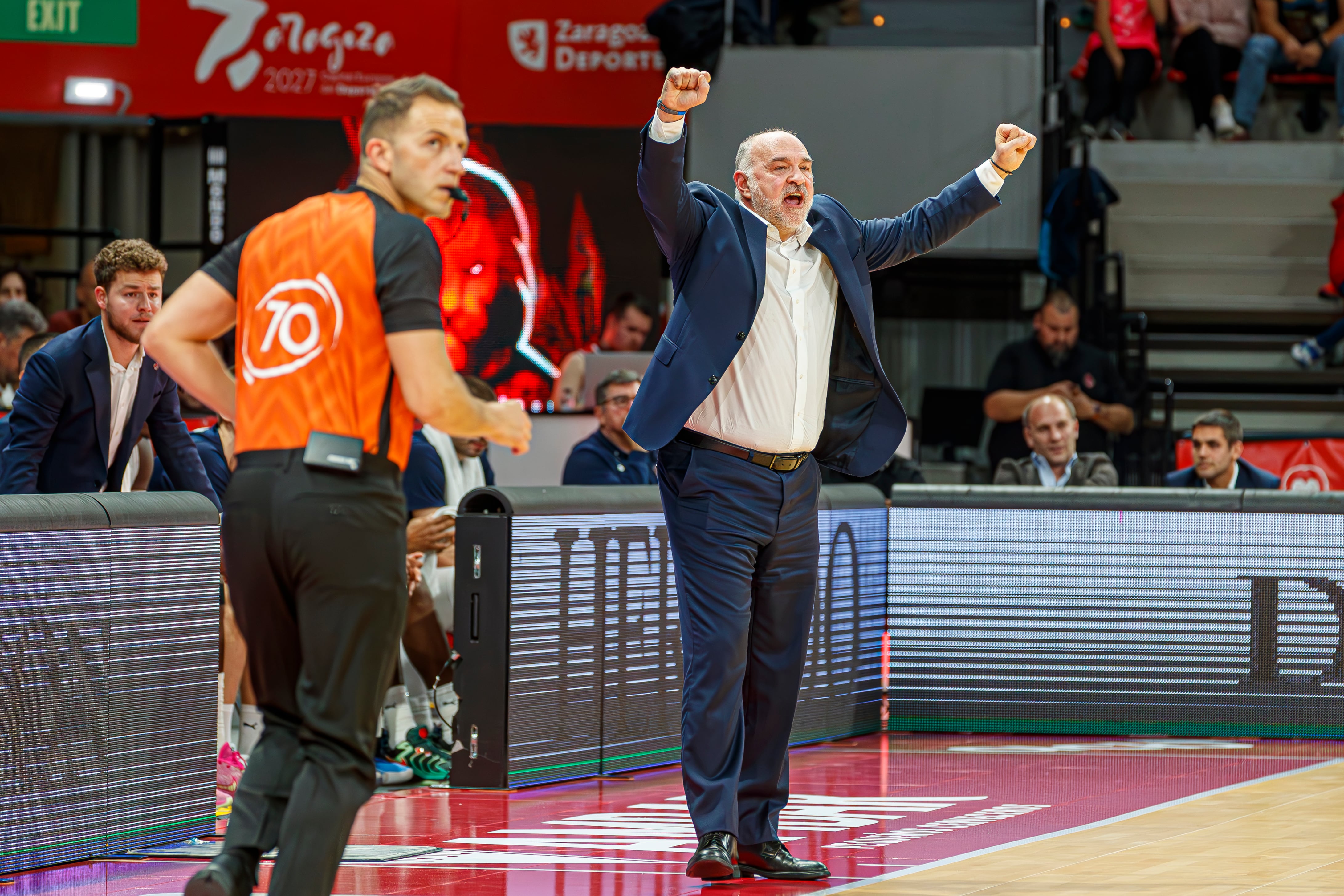 ZARAGOZA, 17/11/2024.- El entrenador del Baskonia Pablo Laso (d) durante el partido de Liga ACB que Casademont Zaragoza y Bakonia juegan hoy domingo en el pabellón Príncipe Felipe. EFE/JAVIER BELVER
