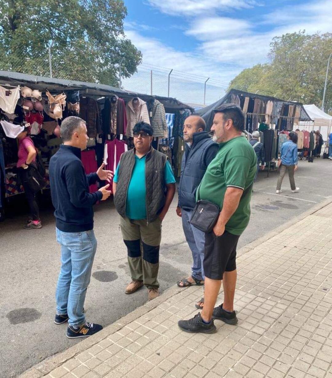 El viernes el alcalde acudía al mercadillo para hablar con la Asociación de Vendedores Ambulantes