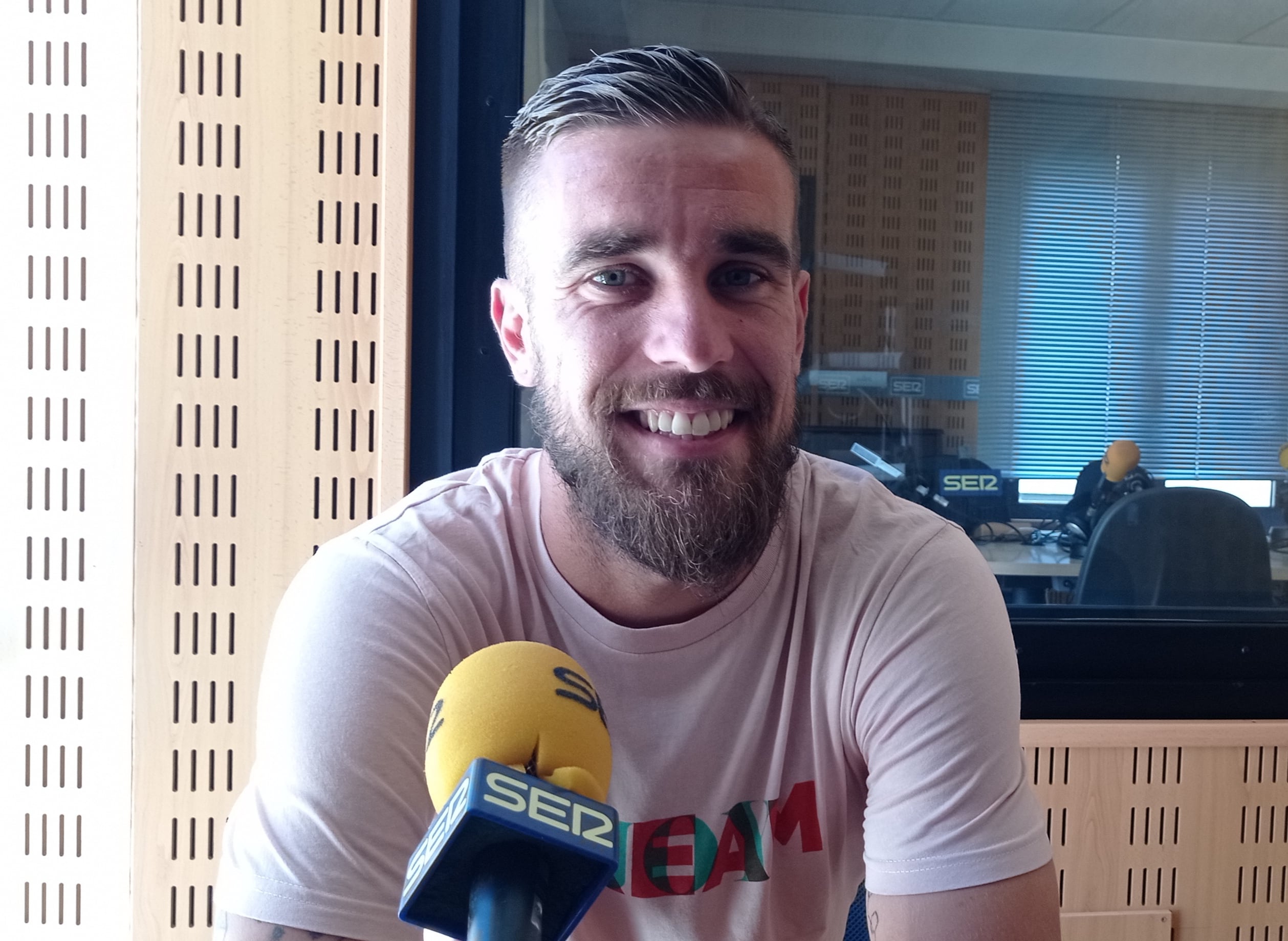 Francis Ferrón, delantero del CD Badajoz, en los estudios de la SER en Badajoz.