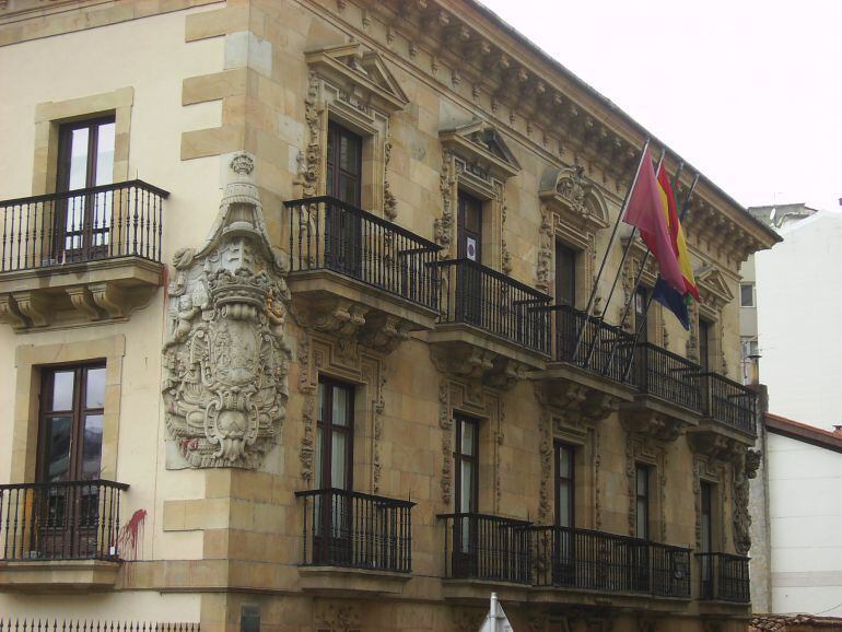 Detalle de la fachada del Ayuntamiento de Ermua