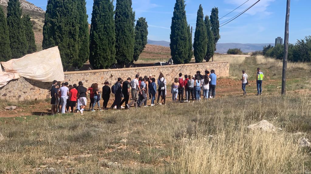 Alumnos de Soria visitan el cementerio de Las Casas durante las labores de axhumaciones.