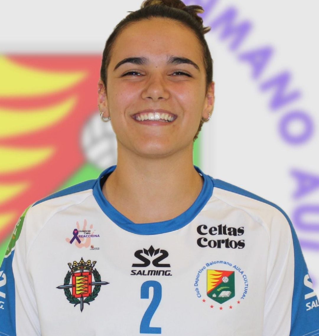 Elba, con la camiseta de Aula Cultural de Valladolid