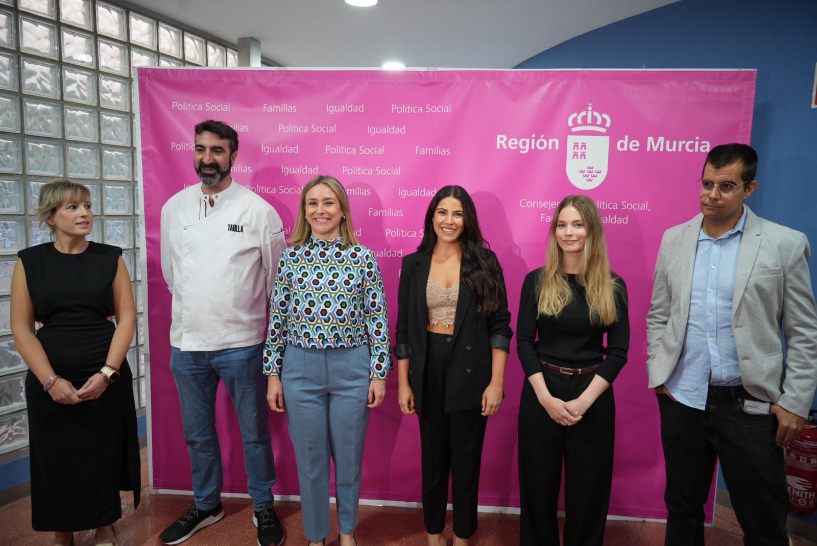 La consejera de Política Social, Familias, e Igualdad, Conchita Ruiz, junto a parte del equipo participante en la campaña de &#039;Atrévete a ser su familia&#039;