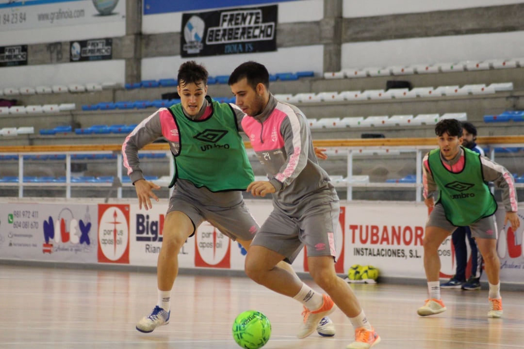 Armando conduce el balón durante un entrenamiento en el Agustín Mourís