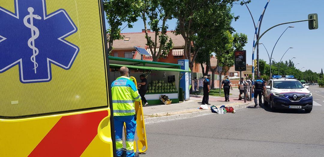 Imagen de los servicios de emergencia y Policía Local de Getafe tras la atención al herido que fue trasladado grave al Hospital U. de Getafe.