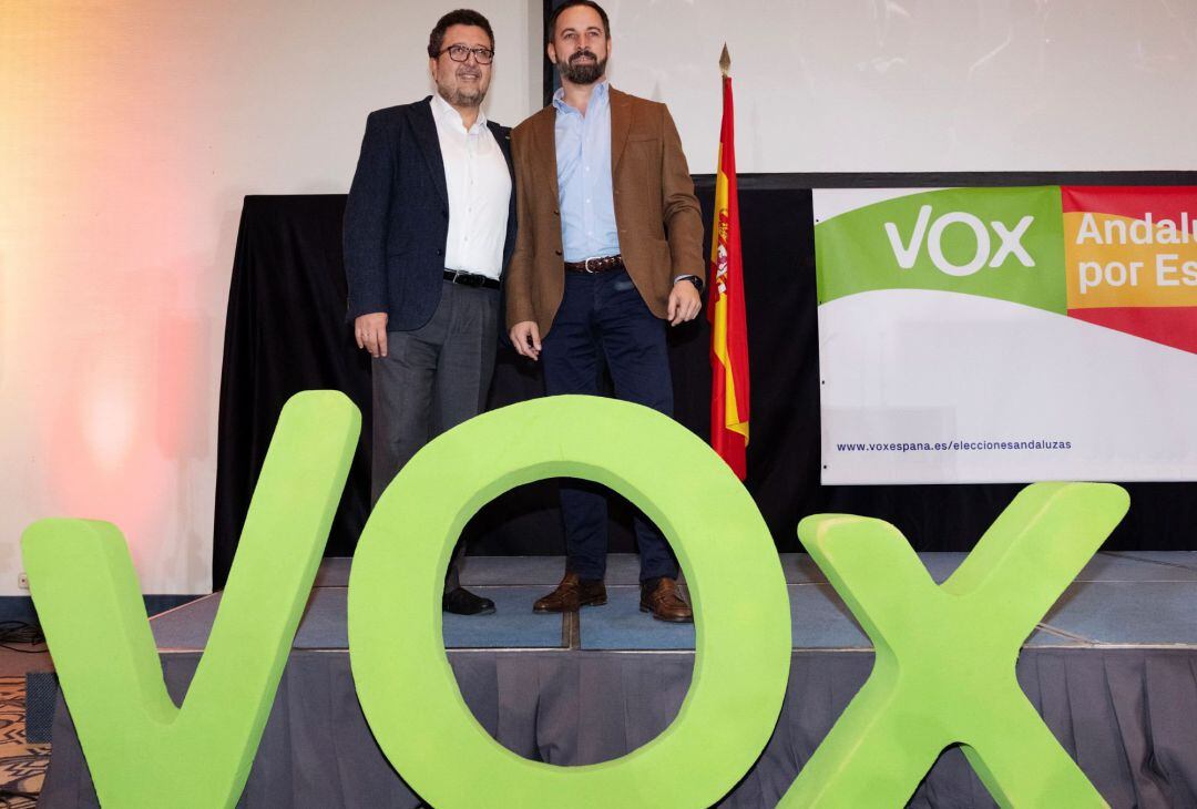 El presidente de Vox, Santiago Abascal (d), junto al candidato a la presidencia de la Junta de Andalucía, Francisco Serrano