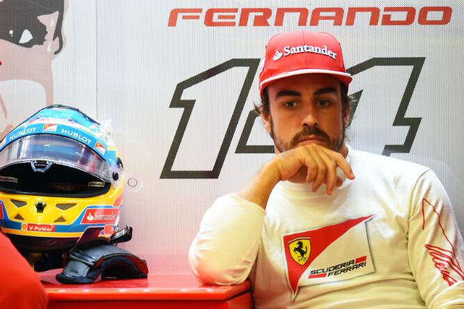 Fernando Alonso, dubitativo en el box de Ferrari