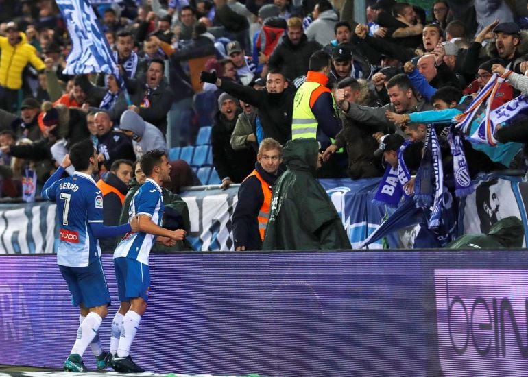 Melendo celebra el gol, con Gerard Moreno y la afición