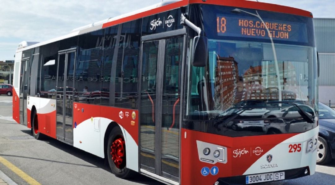 Un autobús de EMTUSA por las calles de Gijón.