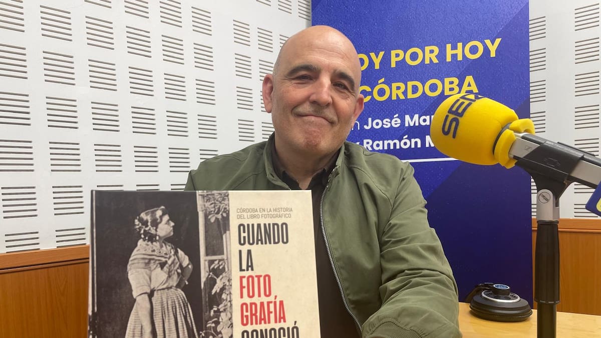 A.J González presenta la exposición "Cuando la fotografía conoció al libro"