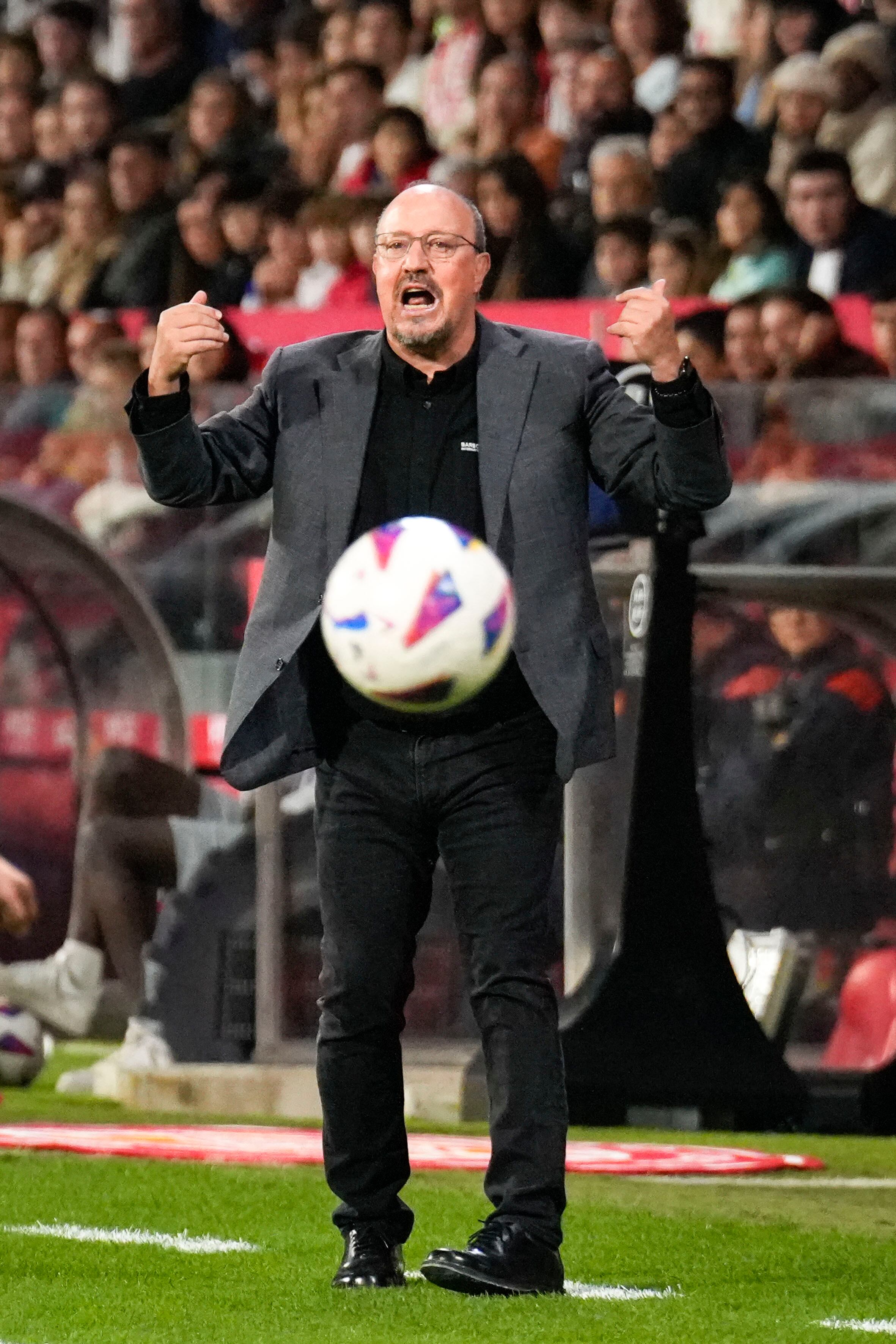 Girona, 27/10/2023. El técnico del Celta de Vigo Rafa Benítez durante el partido correspondiente a la jornada 11 de LaLiga que ambos clubes disputan este viernes en el estadio municipal de Montilivi. EFE/David Borrat.
