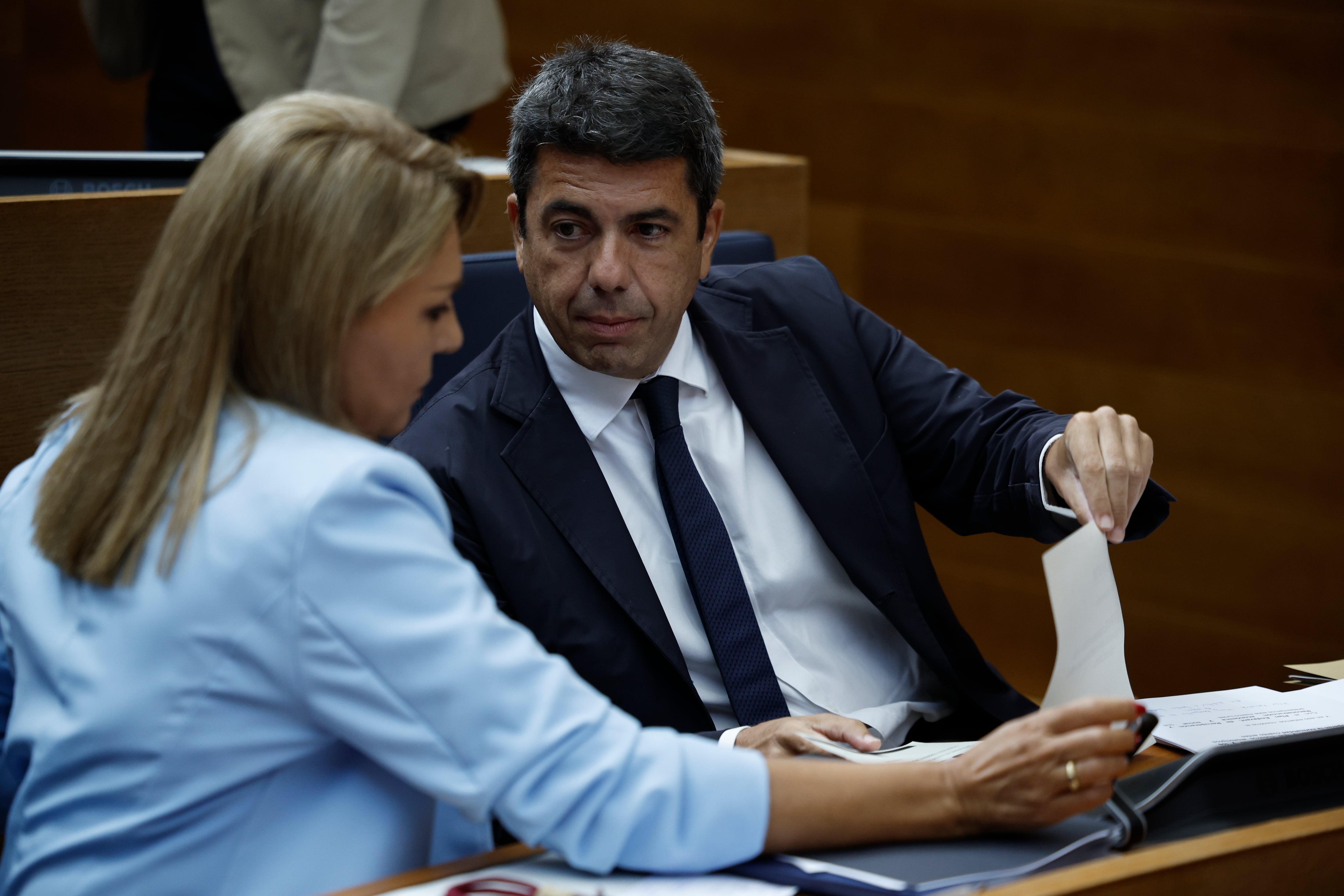 El president de la Generalitat Valenciana, Carlos Mazón, conversa con la vicepresidenta, Susana Camarero, a su llegada a la sesión de control este jueves en Les Corts Valencianes.