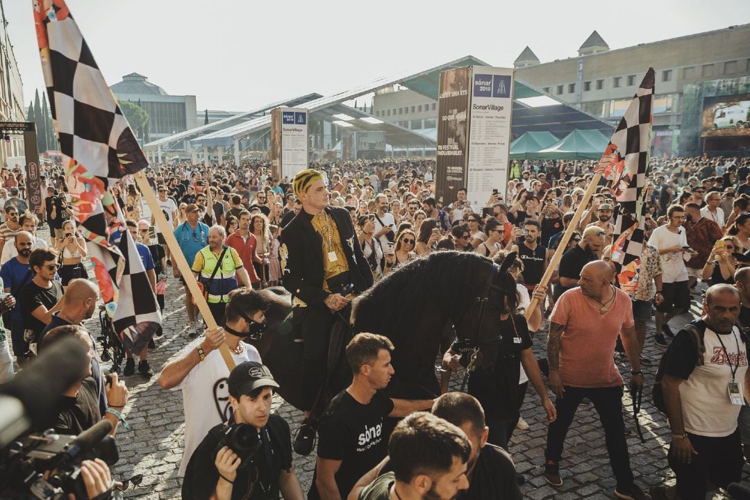 Cecilio, a caballo, a punto de ofrecer su actuacióen en el festival Sónar de Barcelona, el 20 de julio