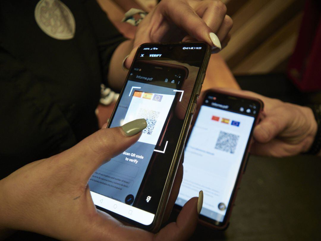 Una persona muestra su certificado de vacunación contra la COVID-19.