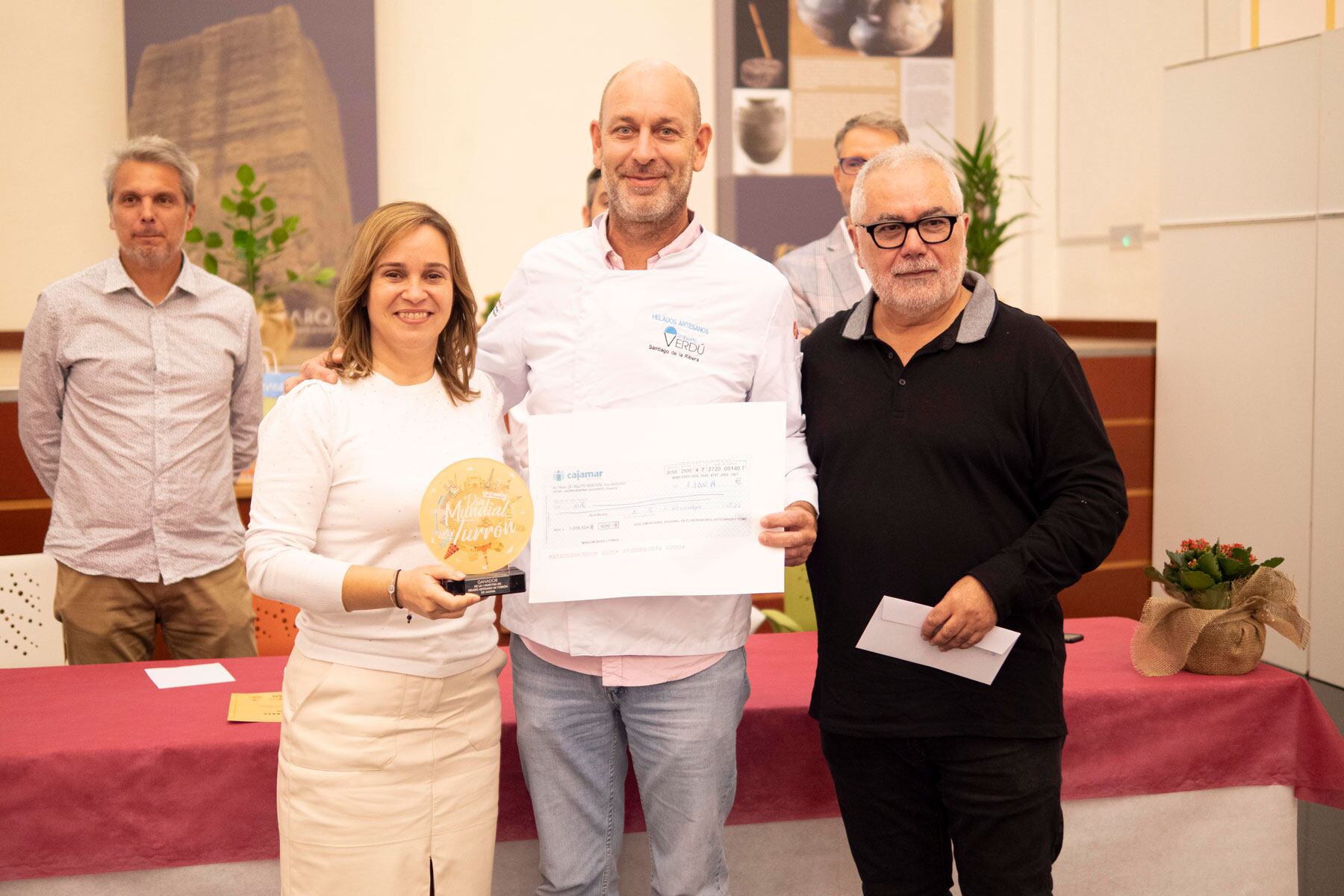 Isabel López, alcaldesa, Roberto Verdú, ganador, y Marco Miquel, presidente de ANHCEA