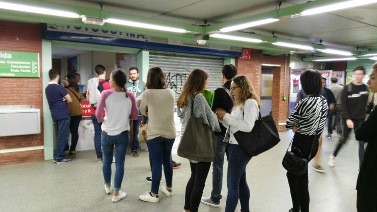 Estudiantes de la Complutense haciendo cola delante de la copistería