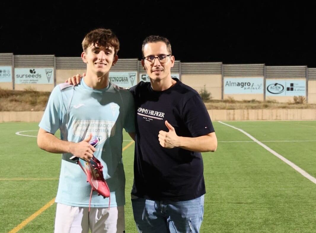 Rubén Pérez, seleccionador nacional y entrenador del Juvenil del CD Maavi, continúa demostrando su calidad y compromiso.