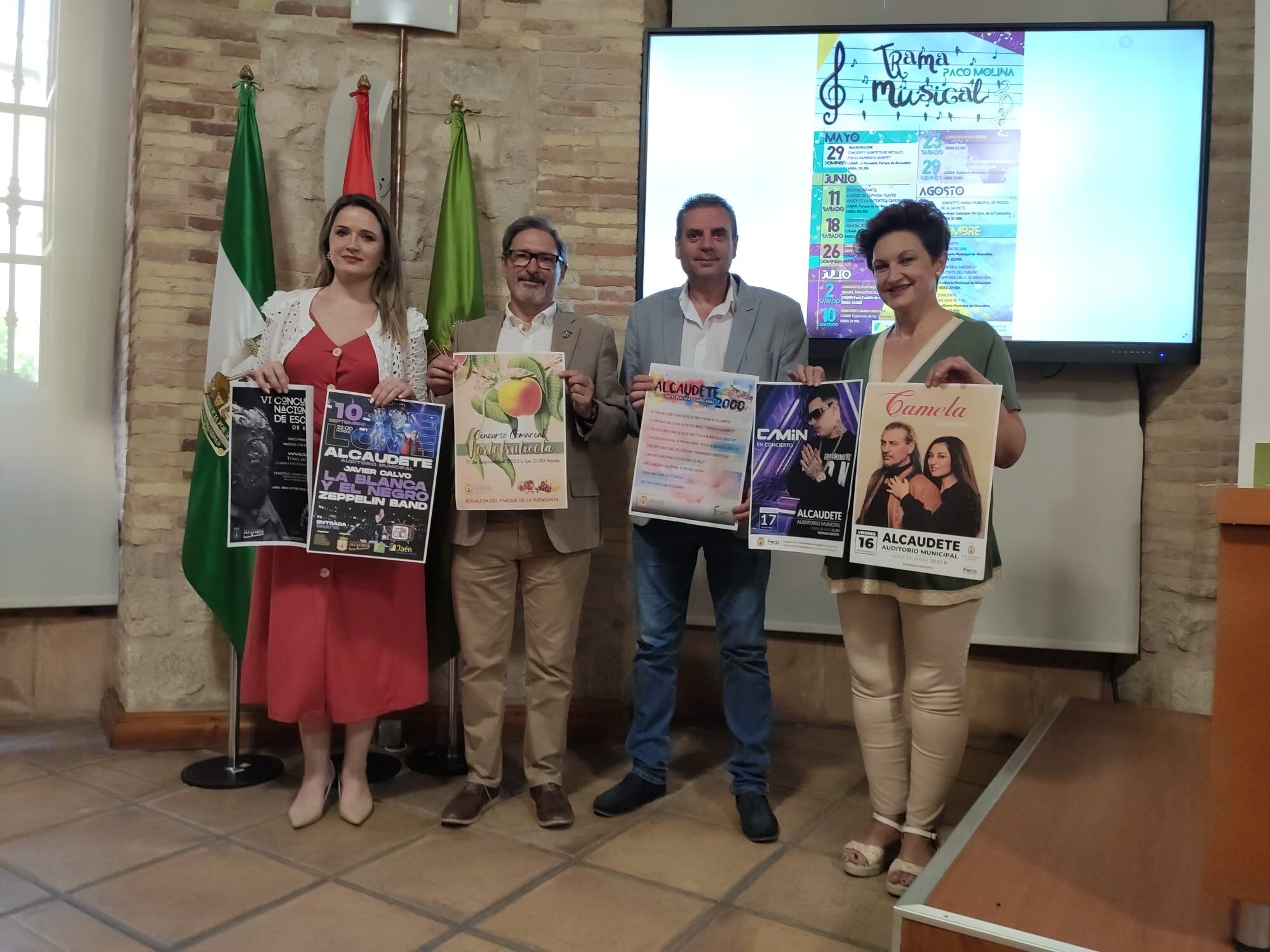 Personalidades de la Diputación Provincial de Jaén y el Ayuntamiento de Alcaudete posan con carteles de las actividades culturales del municipio