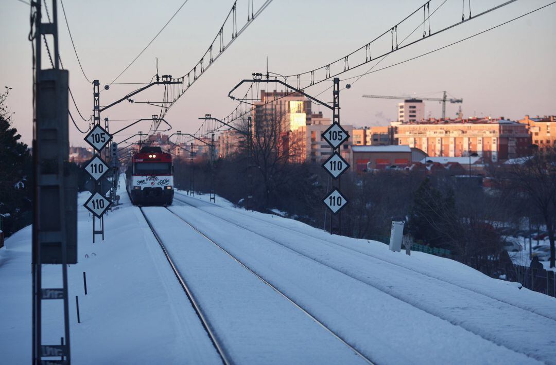 Tren de la línea C5 a su paso por la Estación de Alcorcón rodeado de nieve.