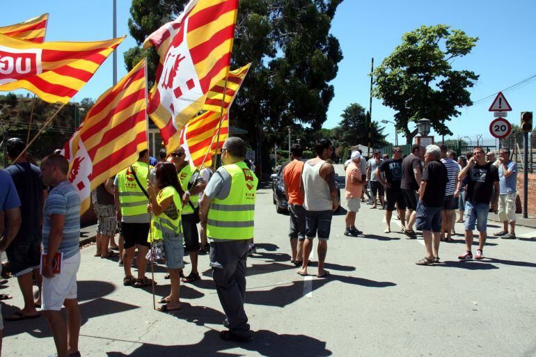 Concentració de treballadors de la Nylstar aquest matí