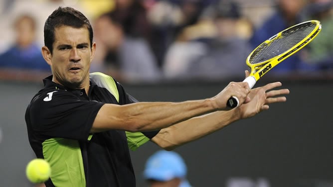 El tenista español Guillermo García-Lopez devuelve la bola al británico Andy Murray en un partido del torneo de Indian Wells, California