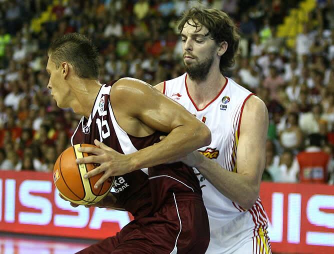 Gasol, protagonista en la victoria de España, disputa el balón ante un jugador de la selección letona