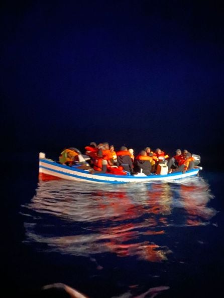 Rescate de una patera en el Mediterráneo.