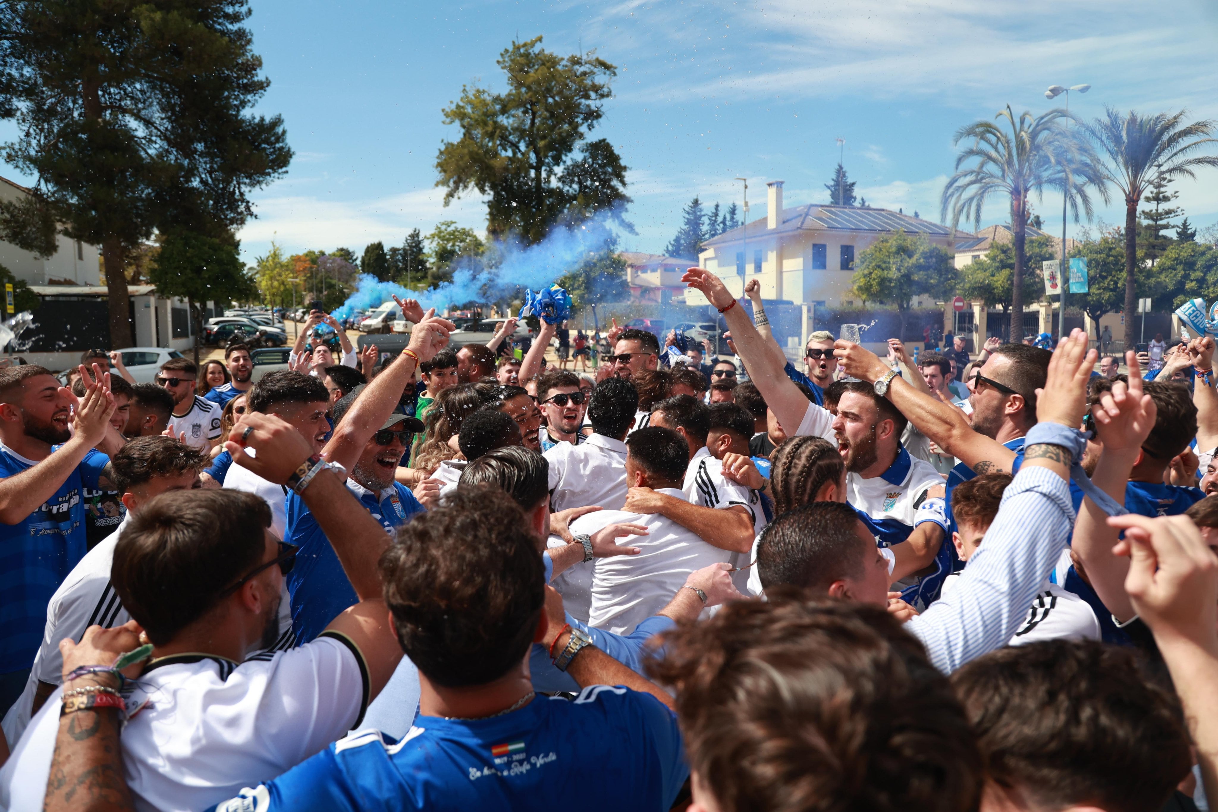 Aficionados del Xerez CD celebrando el ascenso