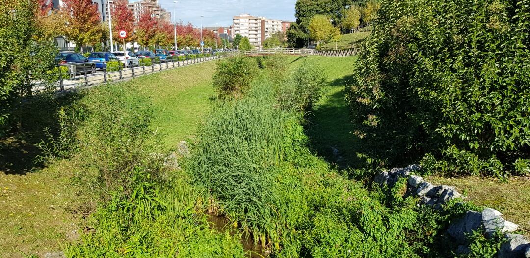 Cauce del Sorrabides próximo a Pista Río