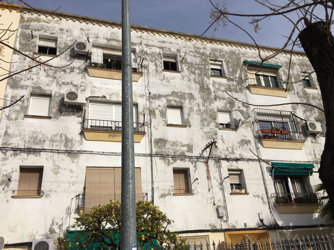 Edificio de la barriada de La Constancia, en Jerez