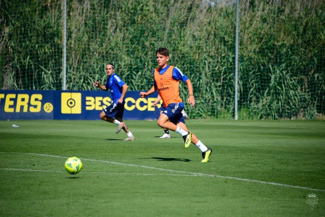 Álvaro Bastida durante un entrenamiento del primer equipo cadista.