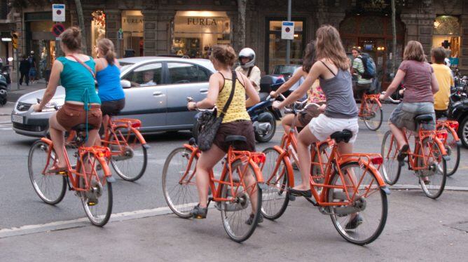 Ciclistes a la Rambla Catalunya de Barcelona